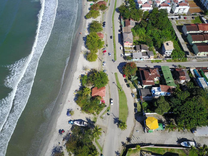Green Haven Hostel offers private and shared accommodation, right in front of Perequê Açu Beach, in Ubatuba.