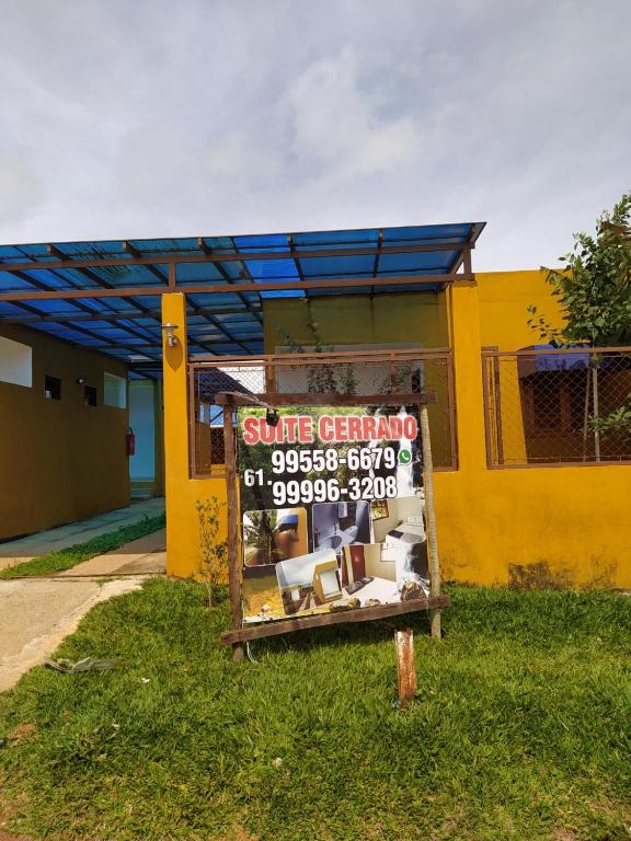 
a blue building with a sign on the side of it at Suites Cerrado in Alto Paraíso de Goiás
