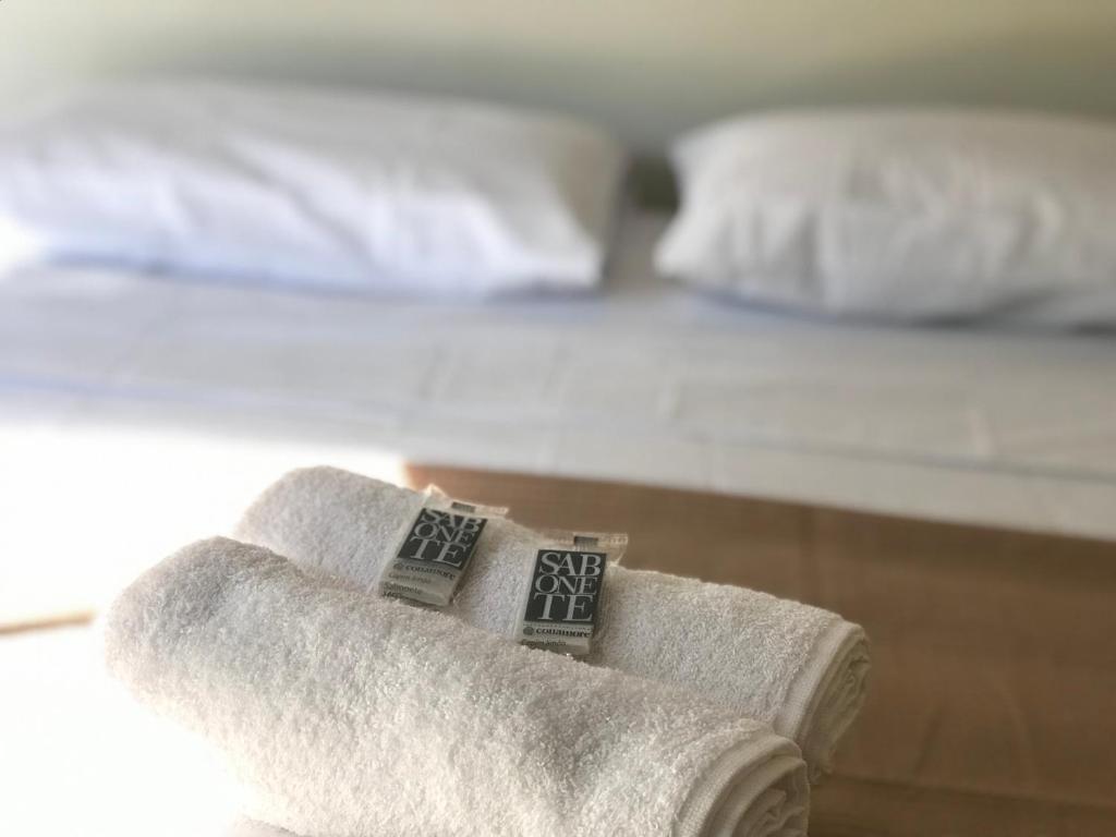 
a towel is laying on top of a bed at CANTO DA JUREMA Bedroom & Breakfast in Alto Paraíso de Goiás
