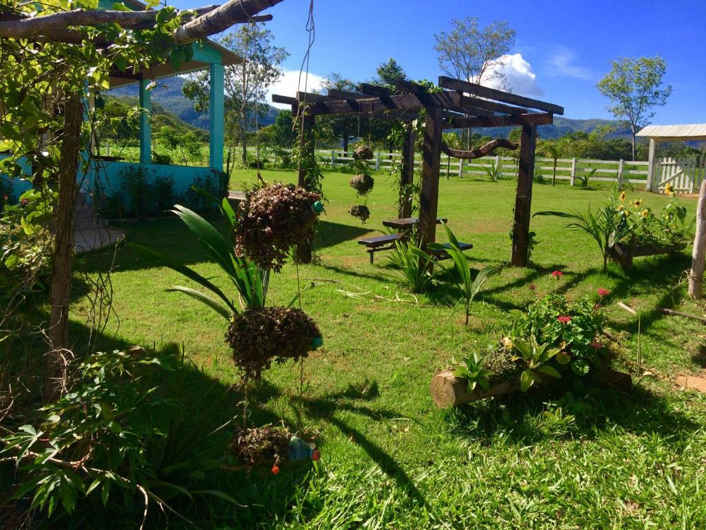 
A garden outside Casa Temporada na Chácara
